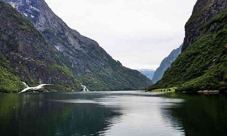A Noruega tem a maior concentrao de fiordes do mundo, atraindo turistas de todas as partes(foto: Teresa Caram/EM/D.A Press)