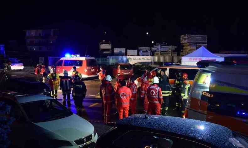 Equipes de resgate prestaram socorro s vtimas do atropelamento coletivo(foto: Handout / Vigili del Fuoco / AFP)