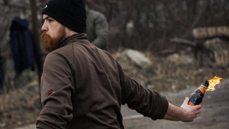 Cenas como esta mostram que a guerra dos ucranianos contra o invasor russo já tem um caráter insurrecional(foto: Alejandro Martinez/Anadolu Agency via Getty Images) Civis preparam coquetéis molotov e treinam em meio a ataques russos em Lviv, na Ucrânia, em 08 de março de 2022