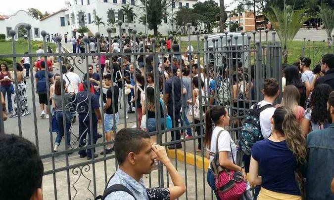 Alunos puderam entrar, mas ficaram na área do estacionamento até às 12h, quando acesso às salas foi liberado(foto: Edésio Ferreira/EM/D.A Press) Alunos puderam entrar, mas ficaram na área do estacionamento até às 12h, quando acesso às salas foi liberado(foto: Edésio Ferreira/EM/D.A Press)