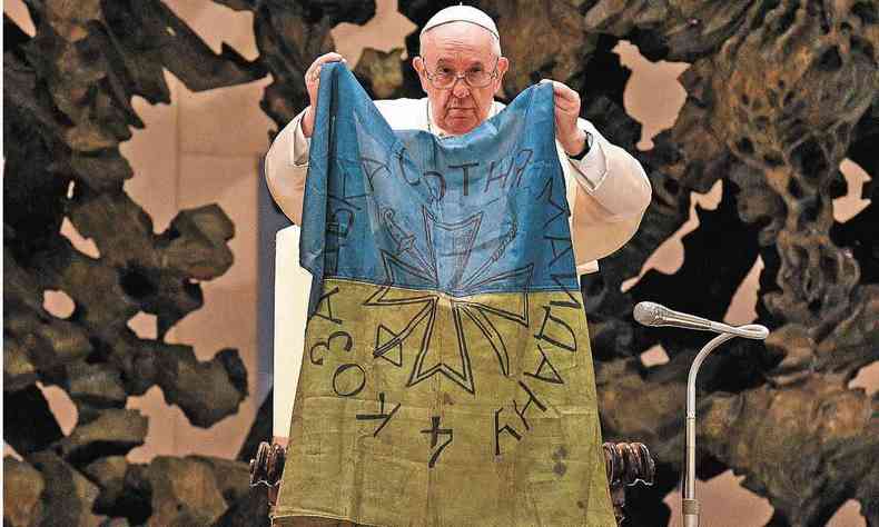 Papa Francisco segurando uma bandeira da Ucrnia