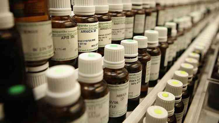 Prateleira com remdios homeopaticos