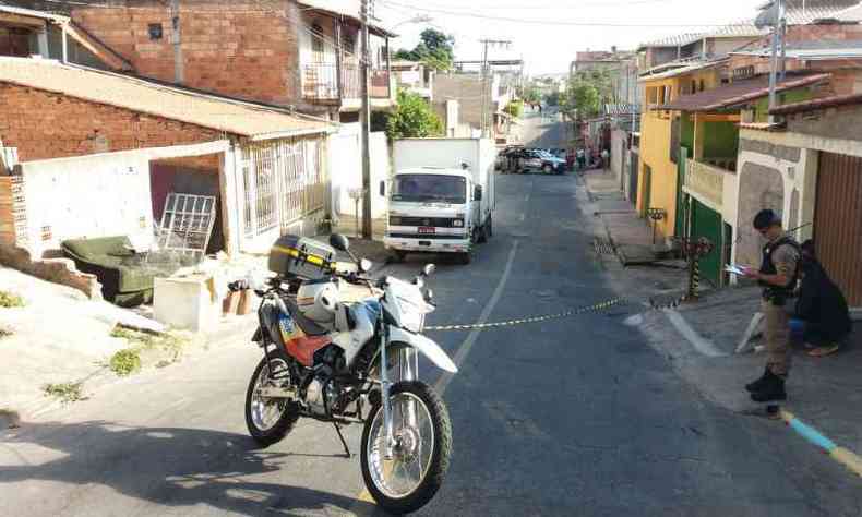 Corpo foi encontrado por moradores na manh desta tera-feira(foto: Tiago Rodrigues/Divulgao)