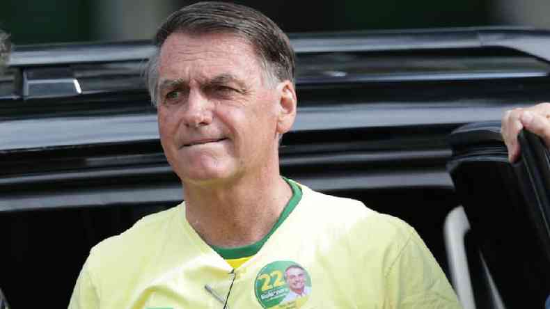 Bolsonaro, um homem idoso de cabelo castanho e branco, faz feio de preocupado em frente a um carro preto