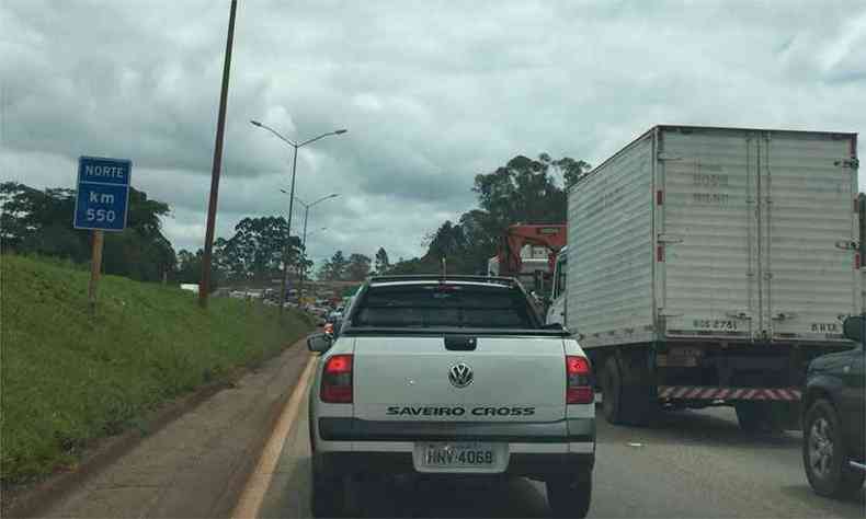 Trnsito est lento na regio e congestionamento chegou a 2 quilmetros(foto: Guilherme Paranaba/EM/DA Press)