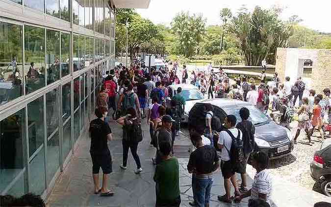 Cerca de 100 estudantes fizeram uma manifestao dentro do Campus da UFMG(foto: Assembleia Nacional dos Estudantes - Livre! (ANEL))