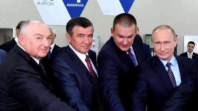 Vyacheslav Kantor (o primeiro  esquerda) recebeu Vladimir Putin na planta de uma das suas fbricas de fertilizantes na Rssia, em julho de 2016