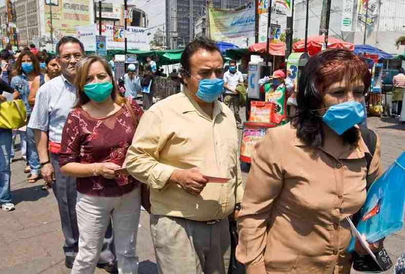 Pessoas cobrem o rosto com mscaras para se protegerem do vrus causador da gripe suna na Cidade do Mxico, em 24 de abril de 2009 (Ronaldo Schemidt / Arquivo / AFP)
