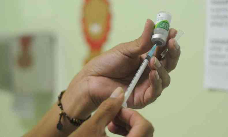 Foto de uma pessoa com vacina na mão.