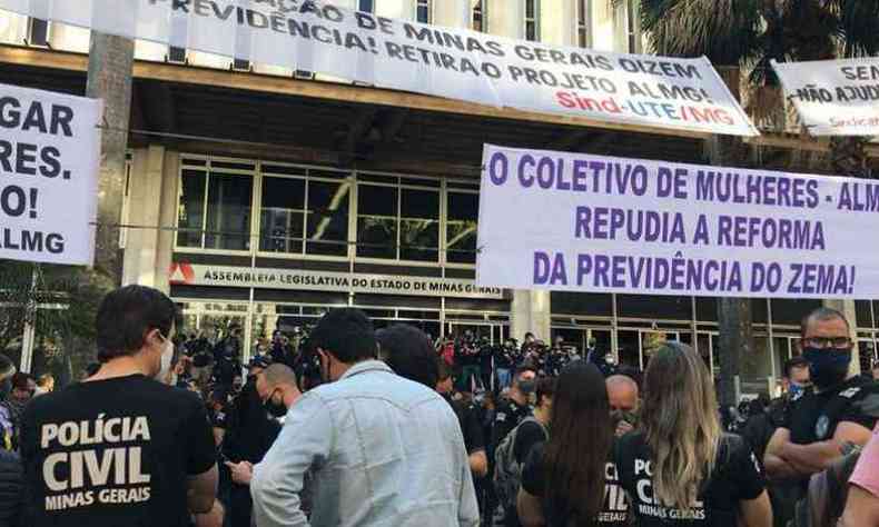 Protestos de servidores se tornaram frequentes desde que a reforma da Previdncia comeou a tramitar(foto: Divulgao/Coletivo de Mulheres da Assembleia Legislativa de Minas Gerais)