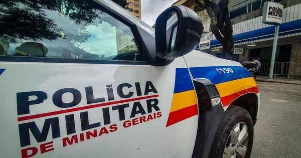  Assaltantes fazem motorista de aplicativo refém e batem em viatura policial 