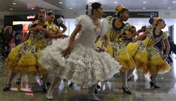 Grupo P Rachado, vencedor do ltimo Arraial de Bel, se apresentou no aeroporto de Confins dando uma prvia para turistas durante a Copa(foto: Rodrigo Clemente/EM/D.A Press)