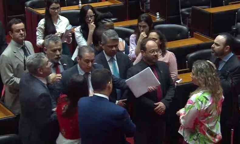 Deputados estaduais discutindo