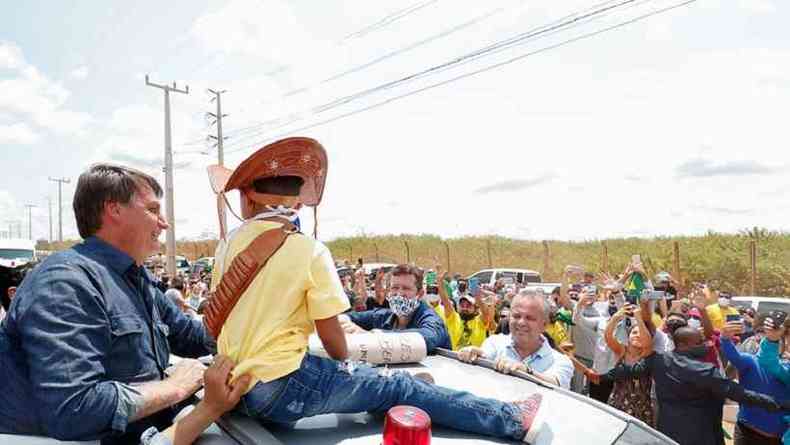 O presidente Jair Bolsonaro recebe cumprimentos de populares em Mossor-RN (foto: Alan Santos/PR)