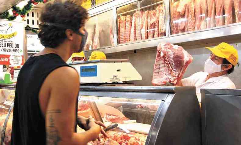 Inflao elevada no varejo, como a das carnes, prejudica a populao, mas libera o Planalto para mais gastos(foto: Jair Amaral/EM/D.A Press. Brasil %u2013 13/1/21)