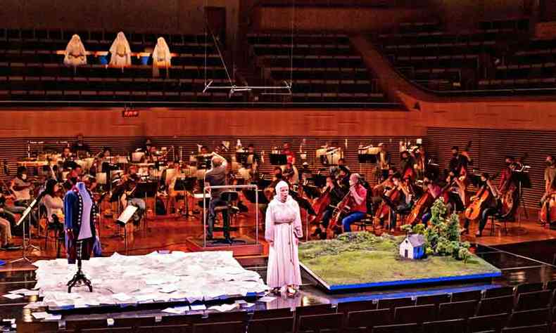 A soprano Camila Titinger durante ensaio com a Filarmnica na quarta (09/06). pera acompanha a trgica histria da freira portuguesa Mariana Alcoforado, que no foi correspondida no amor 