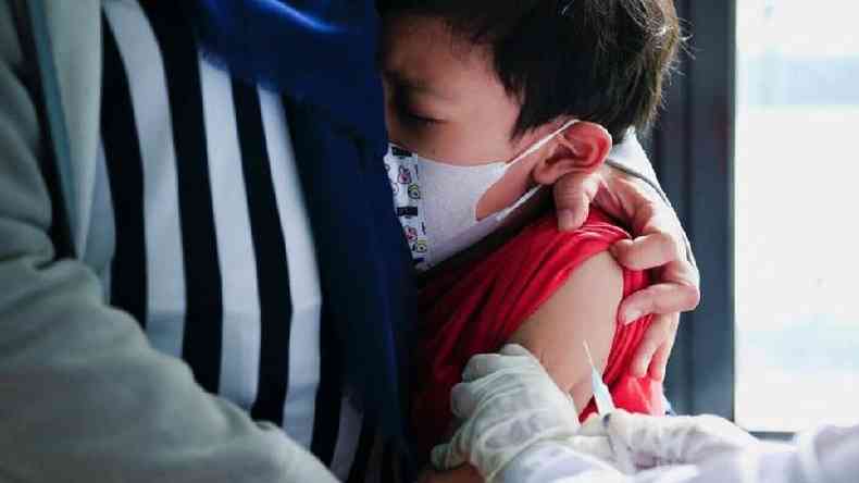 Criana sendo vacinada na Indonsia