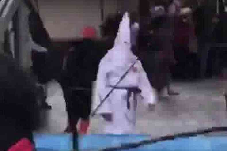 Professor aparece fantasiado de Ku Klux Klan em escola de SP