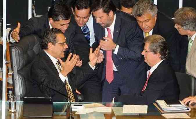 O presidente da Cmara, Henrique Alves (E), discute com deputados durante sesso de votao da MP, que j mobilizava o Senado (foto: Jos Cruz/ABR)