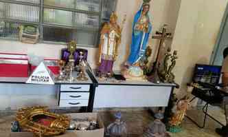 Vrias peas sacras foram apreendidas na casa do religioso, segundo a polcia(foto: Polcia Militar/Divulgao)