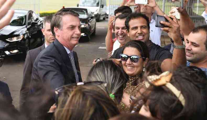 Bolsonaro cumprimenta populares na saída do Alvorada, nessa sexta-feira(foto: Antônio Cruz/Agência Brasil )