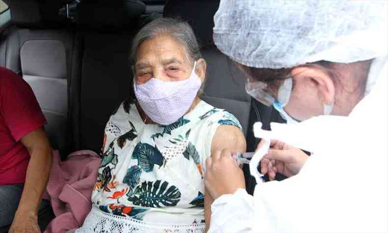 Idosa  vacinada em Belo Horizonte (foto: Jair Amaral/EM/D.A press)