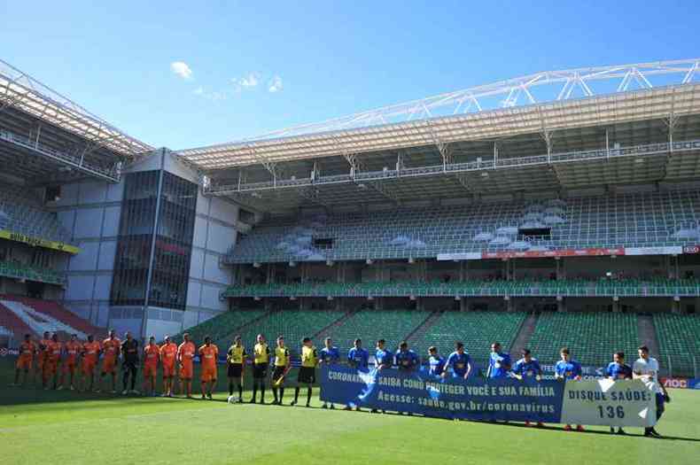 Antes de suspender competies como o Campeonato Mineiro, jogos foram realizados com portes fechados, como Cruzeiro x Coimbra(foto: ALEXANDRE GUZANSHE/EM/D.A PRESS)