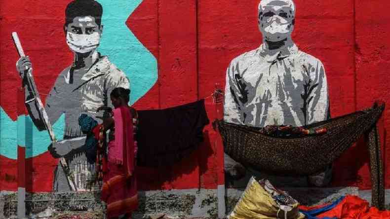 Grafite em Mumbai, ndia; relatrio da FMI sugere solues para crise que afetou desproporcionalmente os segmentos mais pobres da sociedade(foto: EPA/DIVYAKANT SOLANKI)