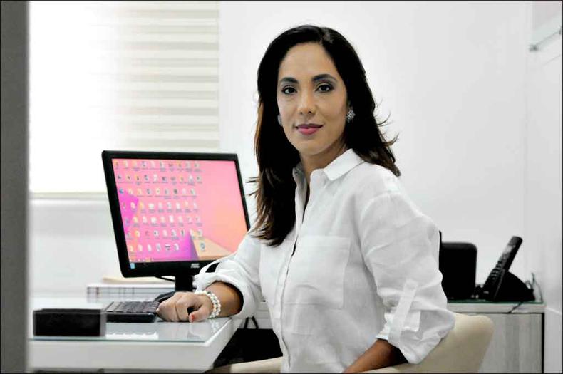 n Luciana Regis, ginecologista da Clínica Regis: n Luciana Regis, ginecologista da Clínica Regis: