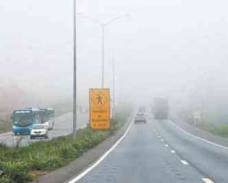 Nevoeiro que cobriu a Grande BH ontem pela manh levou  suspenso dos voos em Confins e na Pampulha(foto: MARCOS MICHELIN/EM/D.A PRESS)