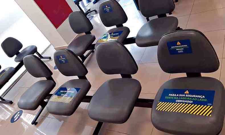 Cadeiras demarcadas e cabines protegidas so algumas das medidas tomadas pela Axial, laboratrio de medicina diagnstica(foto: Alliar/Divulgao)