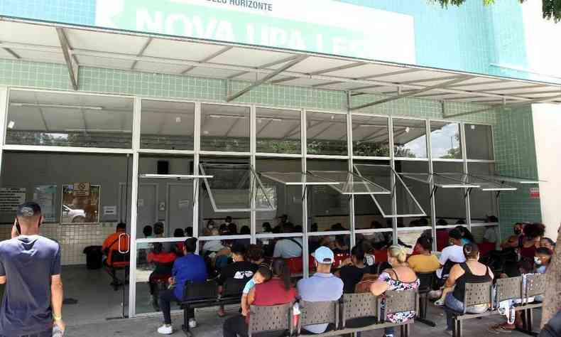 Pacientes aguardam atendimento na Nova UPA Leste