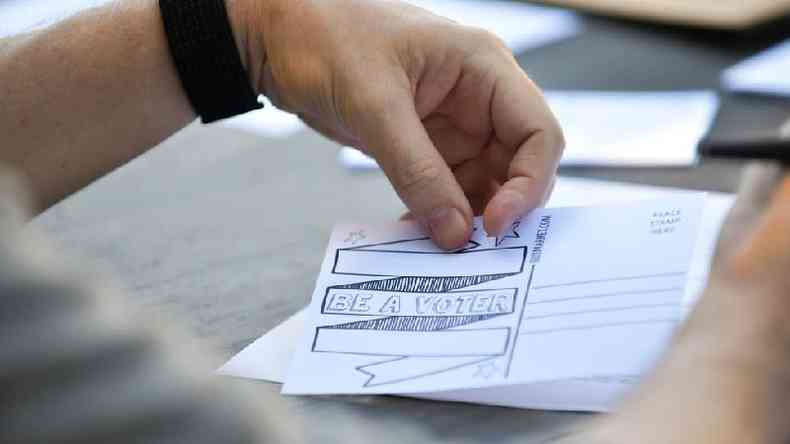 Sweeny canalizou sua ansiedade em relao  poltica escrevendo cartes para incentivar as pessoas a votar(foto: Getty Images)