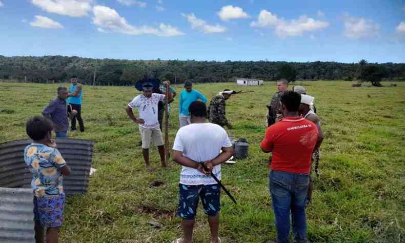 Indgenas conversam com policiais 