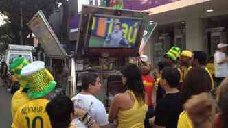 Em dia de jogo da seleo brasileira pela Copa do Mundo, torcedores se renem para comer cachorro-quente e assistir a partida. Nesta tera-feira muitas pessoas preferiram acompanhar os jogos na Regio da Savassi. Crianas e jovens fizeram parte da festa (foto: Guilherme Paranaba/EM/D.A.Press)