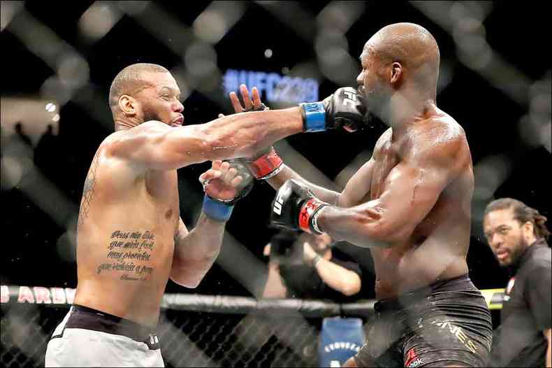 Marreta fez luta equilibrada, mas juzes deram a vitria a Jon Jones no UFC de Las Vegas(foto: Sean M. Haffey/AFP)