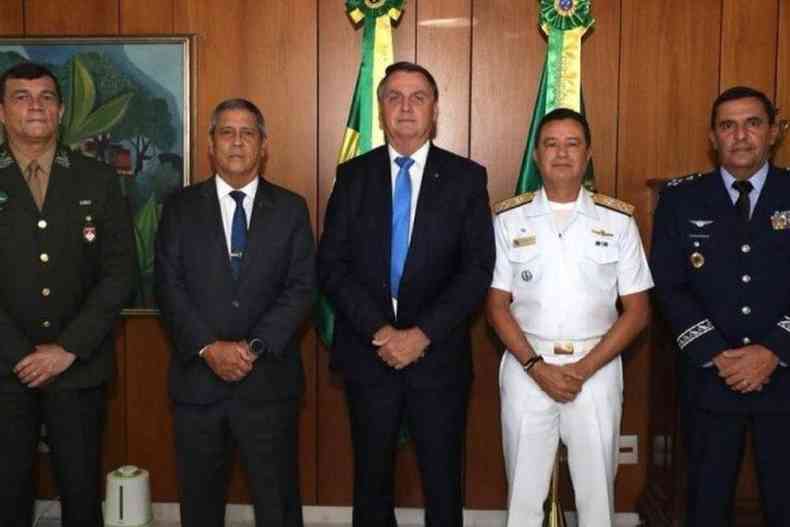 Bolsonaro com os comandantes militares