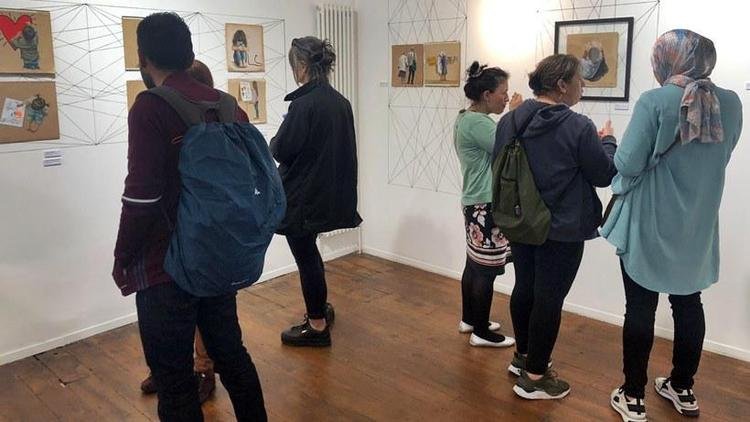 Foto mostra galeria recebendo visitantes na Inglaterra