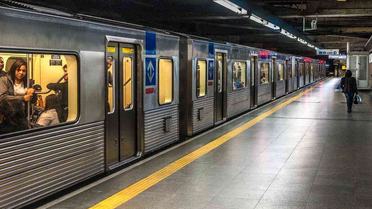 Greve contra privatizações paralisa linhas de metrô e trem em SP