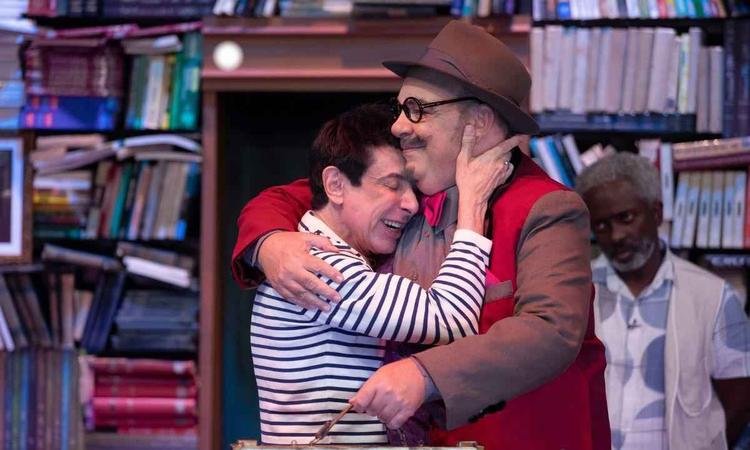 Nino abraando tio Victor