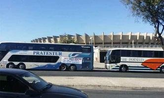 Centenas de ve�culos est�o parados em volta do Est�dio Mineir�o, na Pampulha, nesta manh�(foto: Ed�sio Ferreira/EM/DA Press)