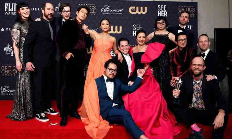 Com roupas de festa, equipe do filme  'Tudo em todo lugar ao mesmo tempo' comemora os cinco prmios conquistados no Critics Choice Awards, em Los Angeles 