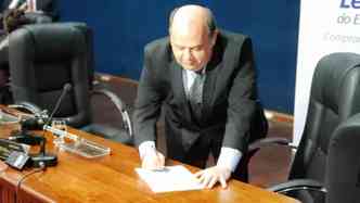 Deputado Kak Barbosa assinando documento.(foto: Emerson Renon/AL/AP)