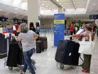 No desembarque, defeito em esteira provocou lentido e atraso na retirada das bagagens pelos passageiros que chegaram de Miami(foto: Paulo Filgueiras/EM/D.A PRESS)