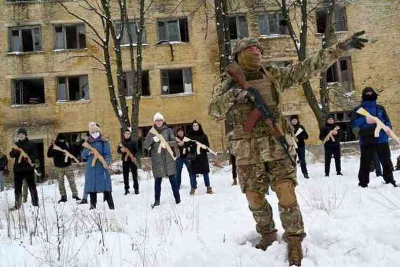 Ucrânia quer profissionalizar seu exército e recrutar 100 mil soldados -  Internacional - Estado de Minas