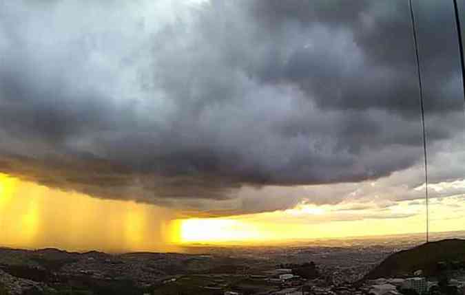 Choveu na tarde deste domingo em Contagem, na Regio Metropolitana de Belo Horizonte(foto: Climaaovivo/Divulgao)