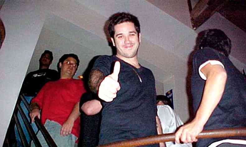 Rogrio Flausino sorri, em foto dos anos 2000 tirada no Pop Rock Caf, em BH 