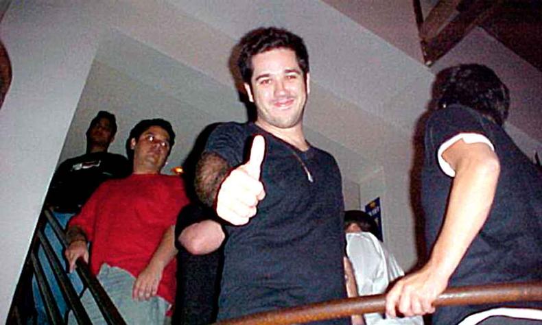 Rogério Flausino sorri, em foto dos anos 2000 tirada no Pop Rock Café, em BH 