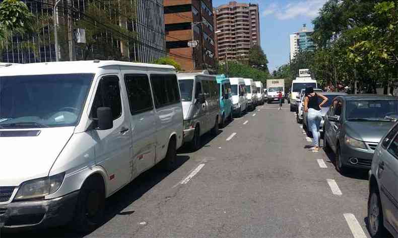 Os motoristas do transporte clandestino se concentram na Praa da Assembleia, na Regio Centro-Sul de BH (foto: Guilherme Paranaba/ EM/ D.A Press)