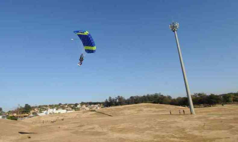 Equipes da Federao Mineira de Paraquedismo saltaram de um helicptero, a cerca de 2,3 mil metros(foto: Tulio Santos/EM/D.A Press)